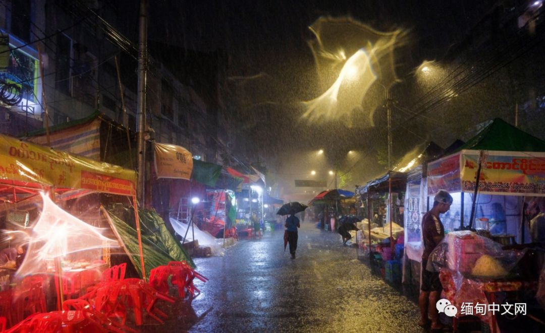仰光雷雨，积水没过大腿，不少车子在水中“游”