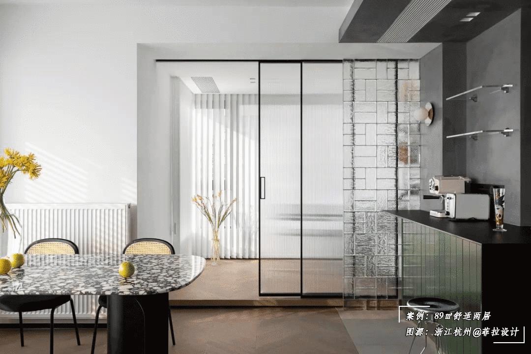 89㎡舒适两居，装修巧用「百叶窗+玻璃砖」，高级又通透