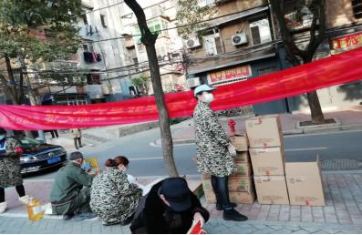 社区网格员疫情期间上门服务,桂花社区专职网格员