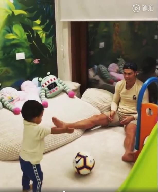 C罗教儿子任意球,马特奥进球后c罗庆祝动作