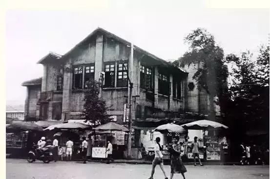 80岁老爷爷的眼睛,80年代的年轻人眼里全是光