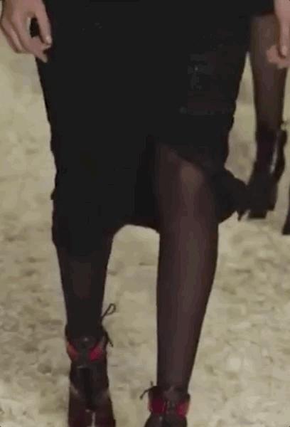 超模bellahadid现场喷制礼服,bellahadid变身复古摩登女郎