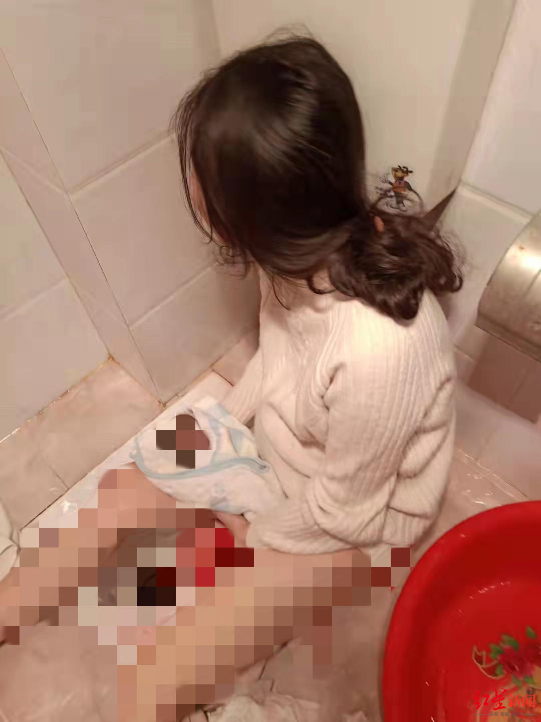 “双胞胎流产疑云”调查：孕妇腹痛医院做支架置入术两天后流产家属质疑诊疗不当索赔百万