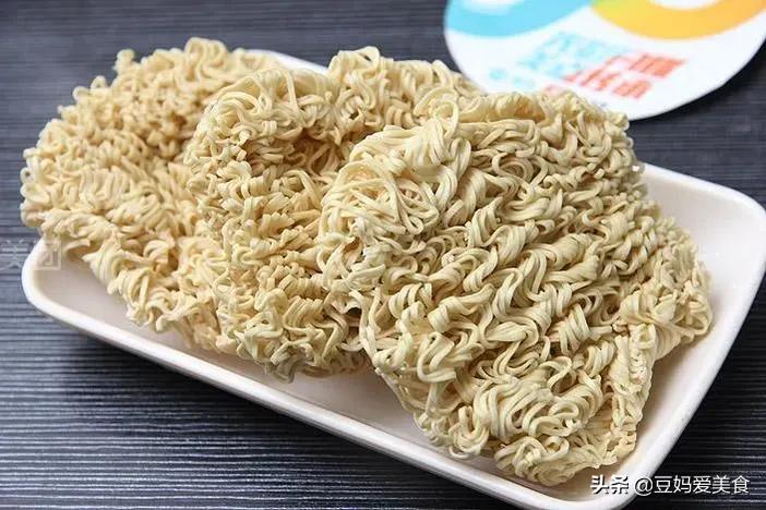 康师傅方便面为啥被烫成波浪卷？网友：看完制作过程，我被治愈了