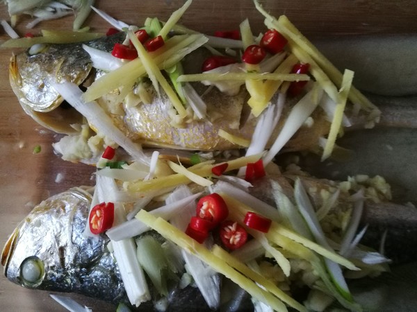 蒸鱼的时候倒料酒吗,蒸鱼什么时候放调料