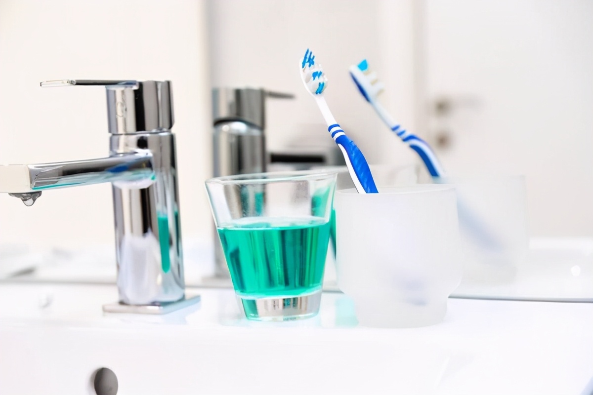 牙齿表面黑了一小块是什么原因,牙齿表面有黑的东西怎么才能刷掉