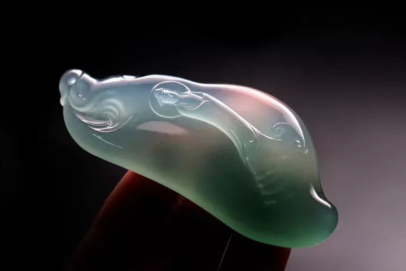 没想到居然是这样的翡翠原石,一件不起眼的翡翠原石