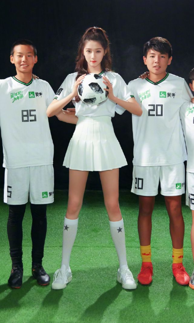 上帝是独宠关晓彤一人吧?踢球穿显胖的白袜,却让腿比小孩的腿细