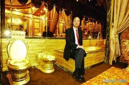 这位潮商曾用760斤黄金打造世界最昂贵金厕所，被称为“香港金王”