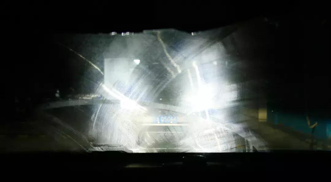 车前挡风玻璃油膜怎么去除妙招,去除车前挡油膜