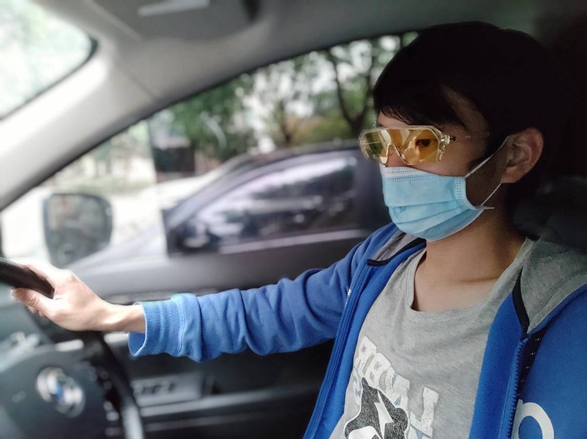 不仅解决开车人士长期困扰，它还能日夜两样感光变色