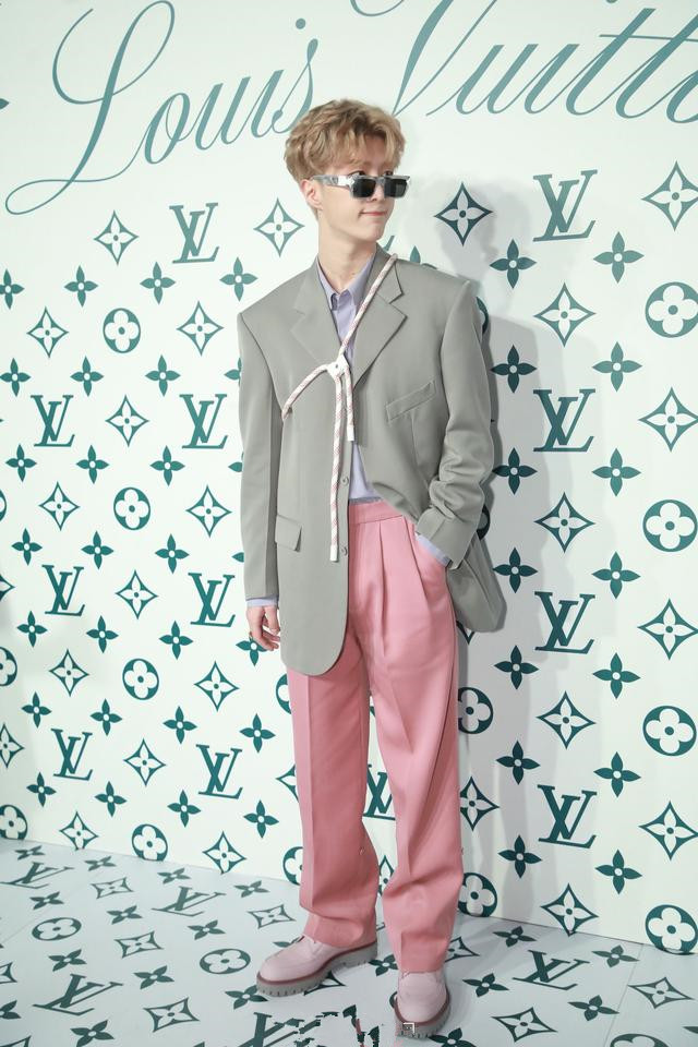 范丞丞穿走秀款lv棒球服,范丞丞运动风穿搭盘点