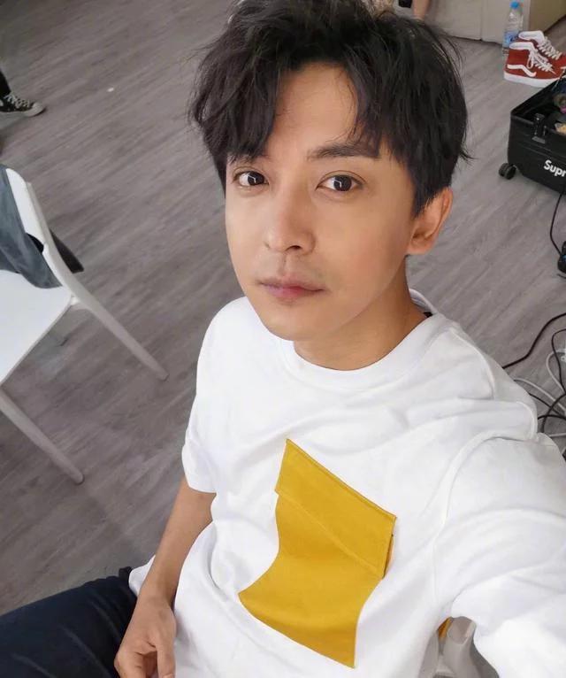 李佳航用实力证明他是“爱情公寓”最有种的男人！