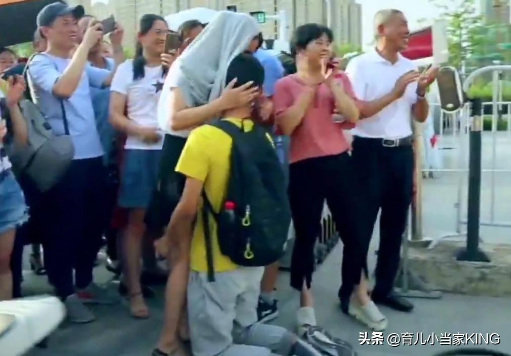 跪谢母恩让幸福来得太突然,其背后有值得我们窥探的育儿之道