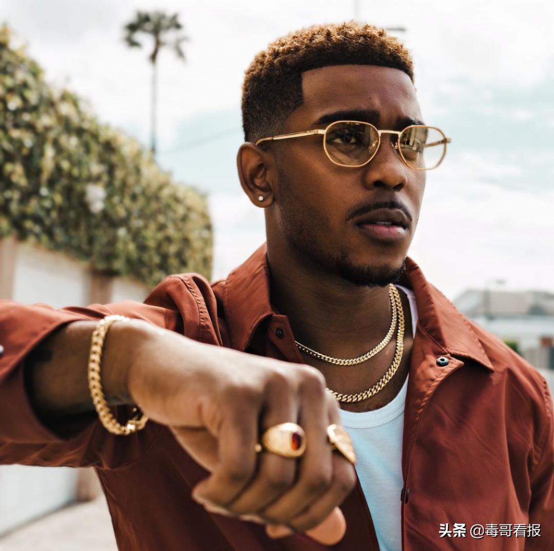 简约的首饰往往是穿搭的必杀技,首饰穿搭