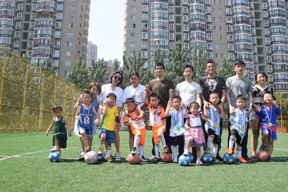 梅西苏亚雷斯观看孩子训练,梅西苏亚雷斯陪孩子看球