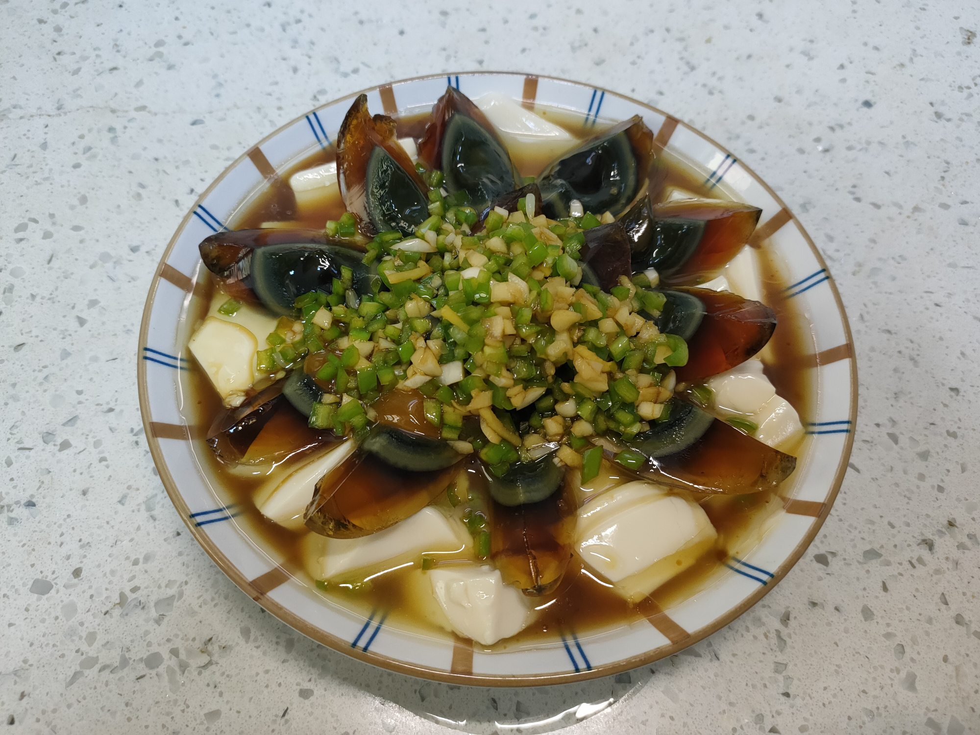 做凉拌皮蛋皮蛋要不要用水煮,皮蛋怎么凉拌好吃不粘刀