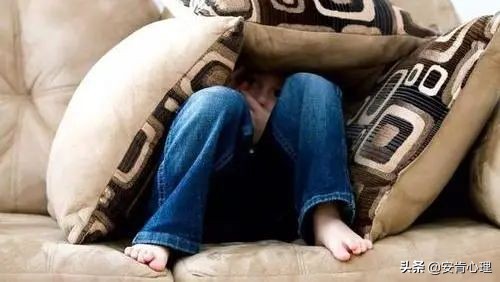 每次社交场合都很不自在,社交恐惧症脸红不自在怎么治疗