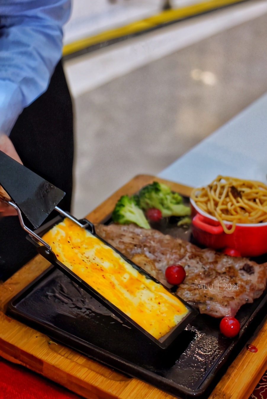 福牛年聚豪客来，厚切牛排加上瀑布芝士，美味翻倍