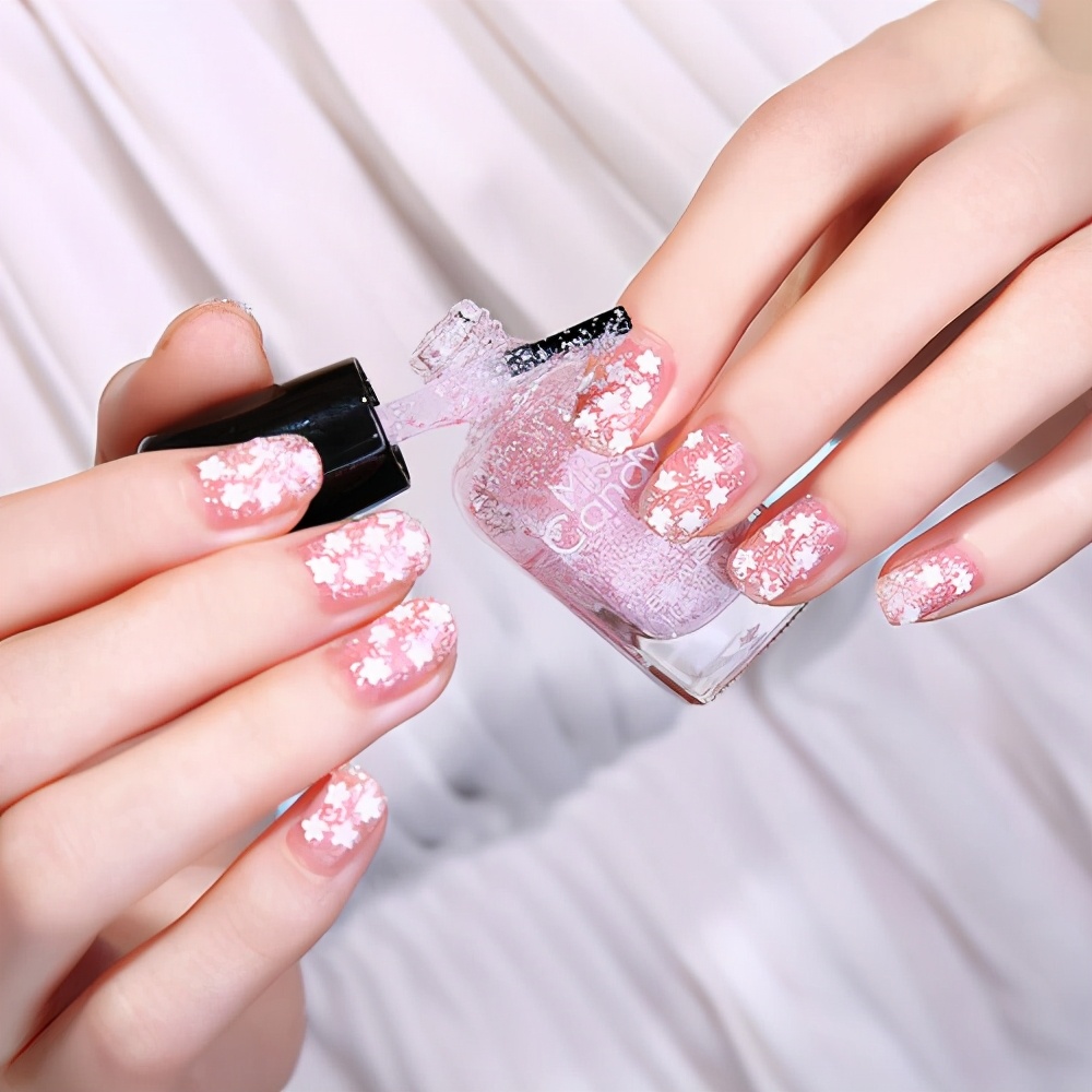 黑皮适合什么颜色的美甲油,皮肤黑显白指甲油怎么涂