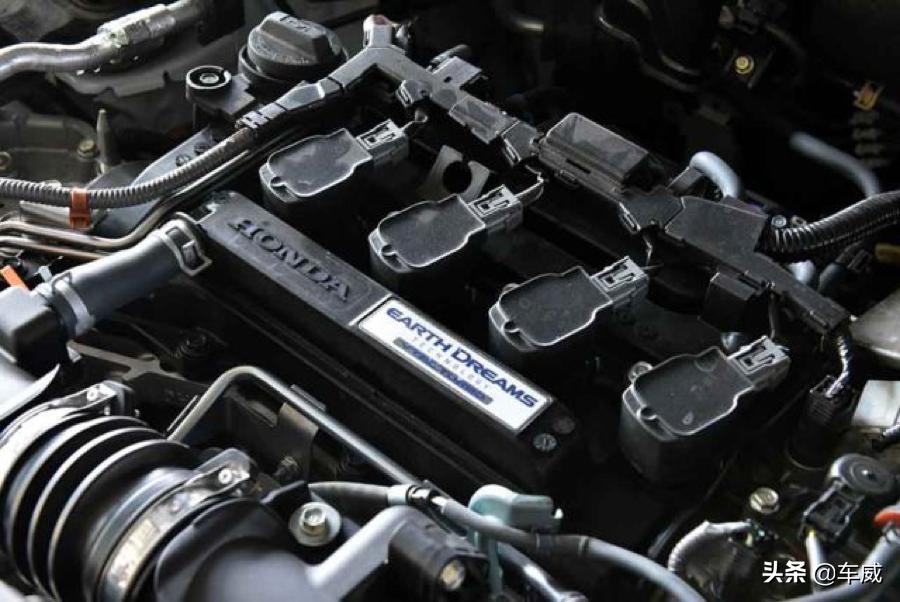 一下雨发动机就发抖,一下雨车里就进水是什么原因