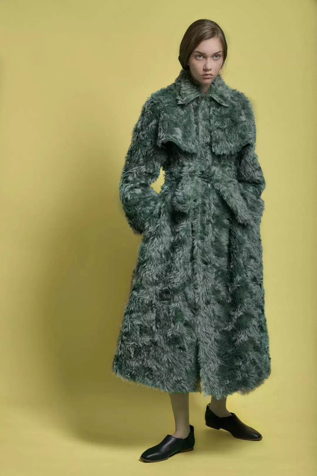 这个冬季时髦精都是这么穿大衣的,时髦的人喜欢这样穿