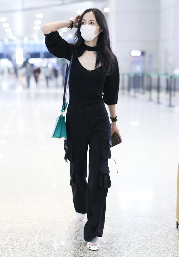 韩雪穿衣也不安分，硬在胸前“挖个洞”太大胆，不仅不俗还更性感