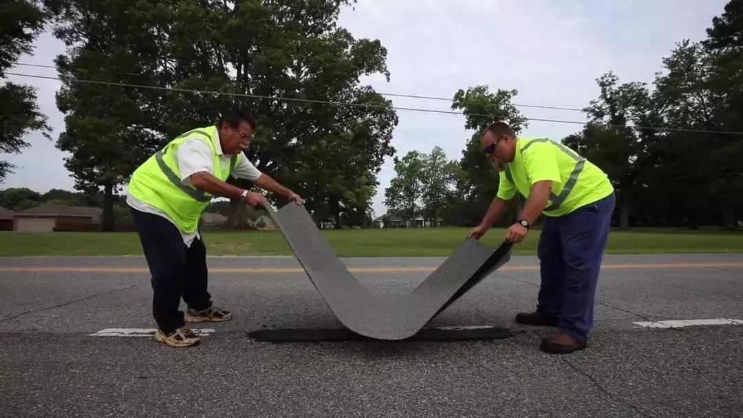 修马路不灌水泥，美国人直接用胶布，这是什么“智障”操作？