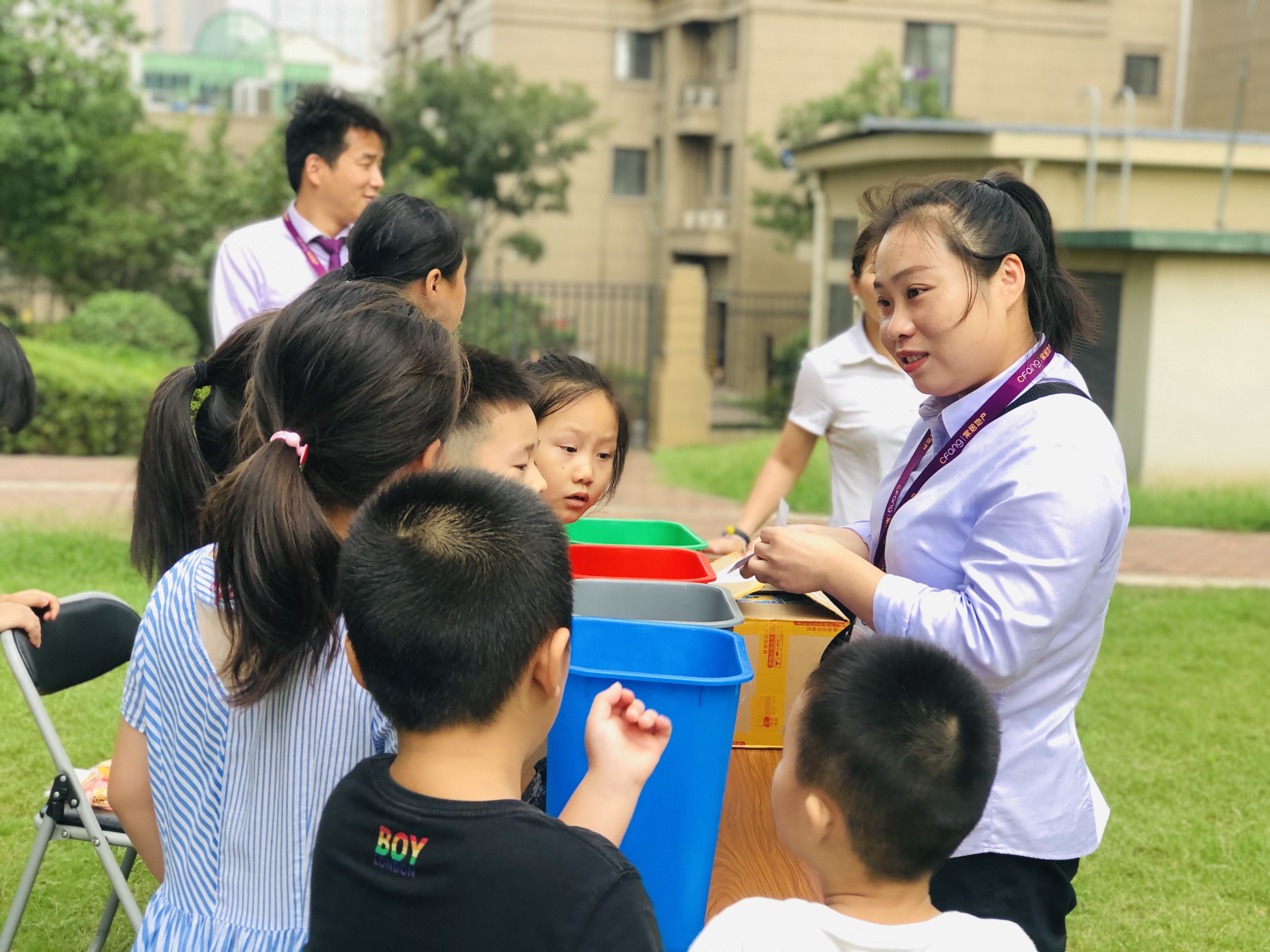 垃圾分类推动居民走向文明自觉,垃圾分类进社区童心同行助环保