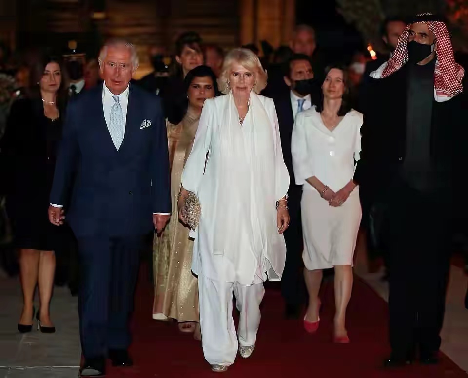 卡米拉 约旦王后 屈膝礼 (卡米拉向约旦王后行屈膝礼)