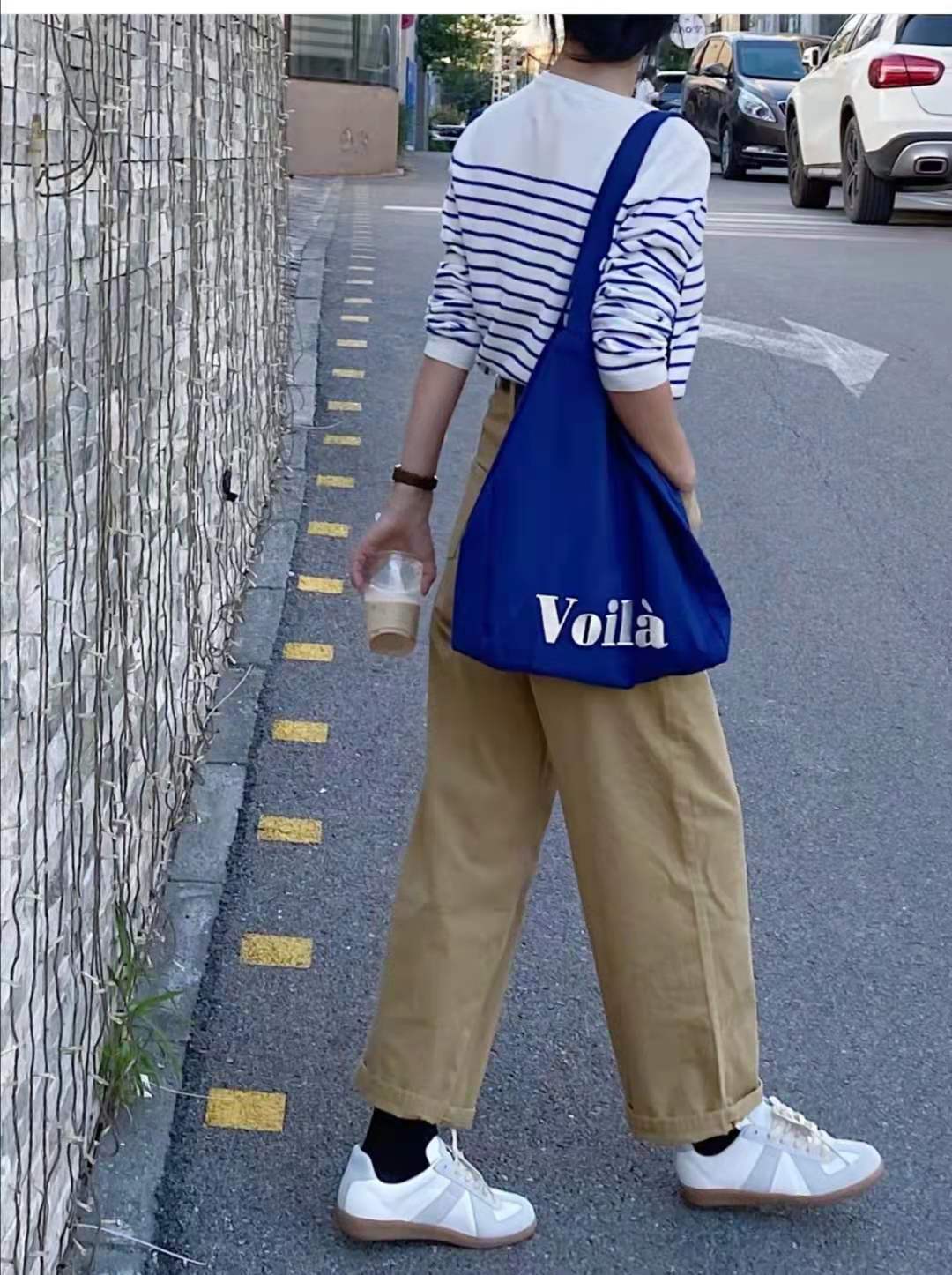 浅卡其色上衣和深驼色裤子搭吗,浅卡其色裤子配什么颜色上衣好看