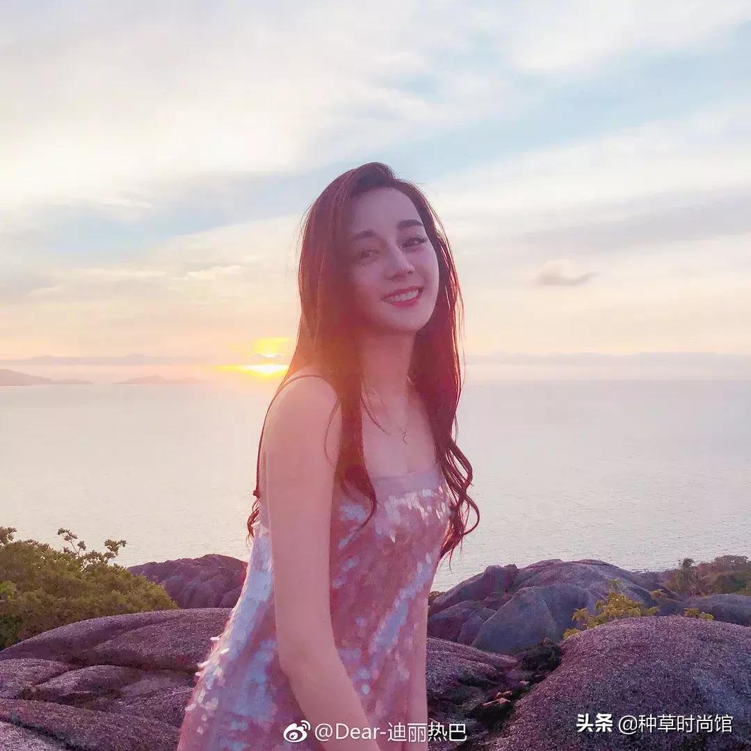 关晓彤素颜自拍与鹿晗撞脸,关晓彤为鹿晗庆生后芭比造型亮相