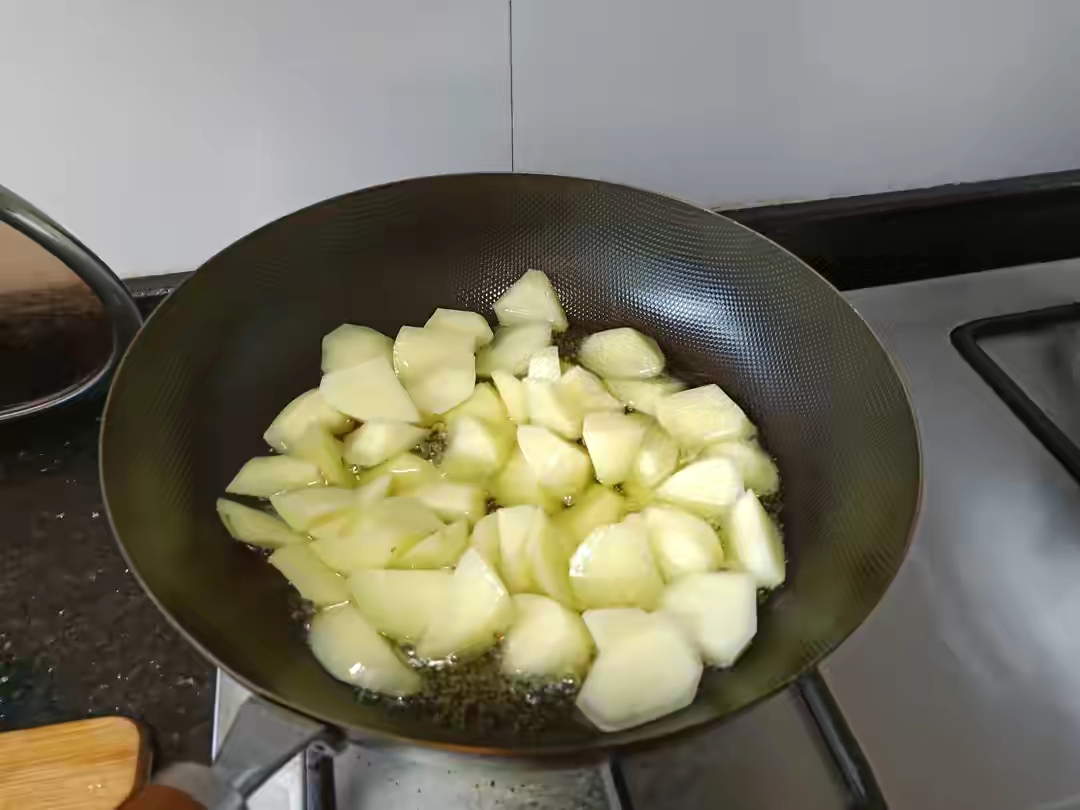 同样是铁锅应该怎么选择,不粘锅炒锅和传统铁锅哪个好