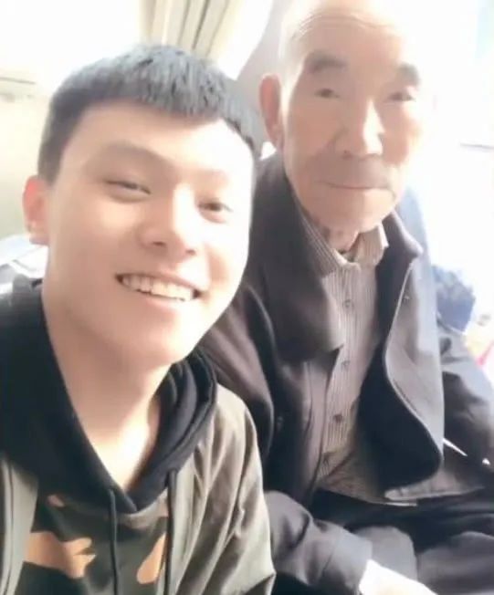 变形计杨桐网红现状,变形计戴眼镜杨桐现状