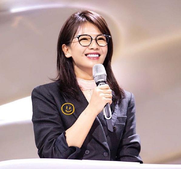 如果演员门槛低，那主持人就没门槛，金鹰节现暖心式提词器