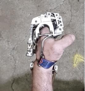 硬核机械手！失去手指的机械工程师独立打造