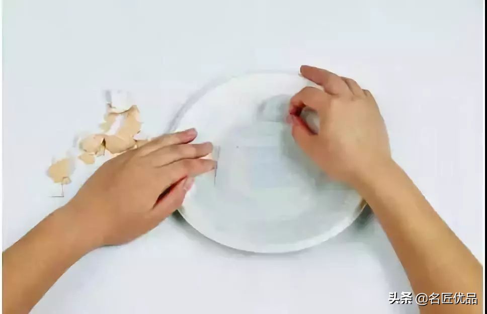 如何利用纸板做出简单的手工作品,蛋壳纸杯做的简易手工