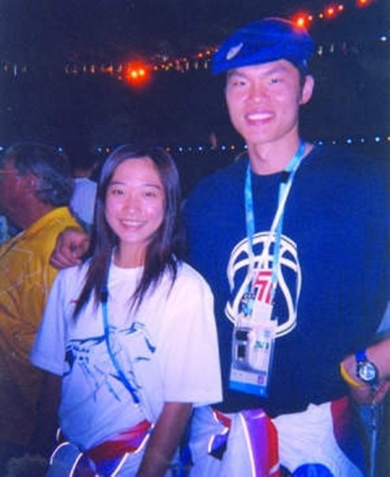 揭秘朱芳雨与现任妻子的恩爱秘密,朱芳雨三次婚姻