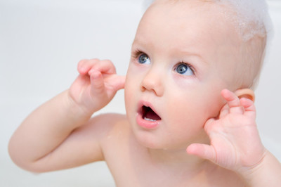 小朋友耳朵疼中耳炎怎么缓解,儿童怎么判断是耳炎还是中耳炎