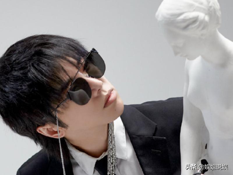 有种“整容”叫华晨宇戴眼镜，本以为变化不大，谁知帅成霸道总裁