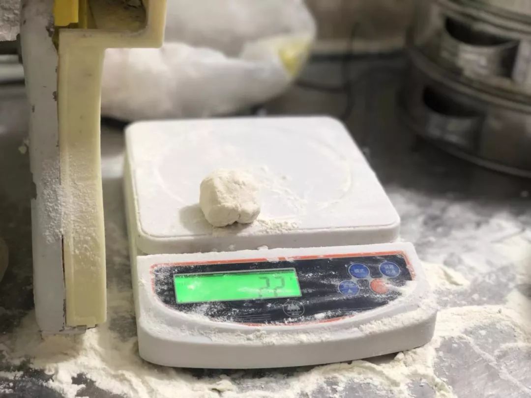 牛肉包子、热干面和豆皮，寻找传说中的武汉老武锅“三大金刚”