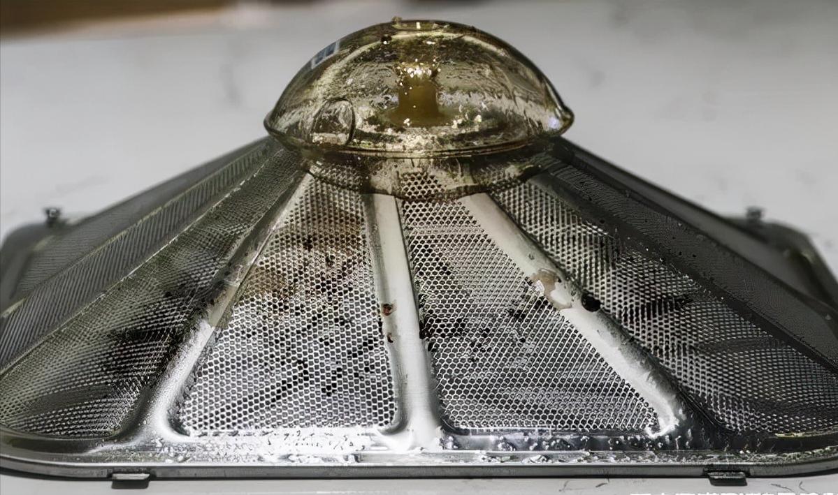 油烟机不管有多脏一个口罩就搞定,油烟机脏了别傻傻拆下来洗了