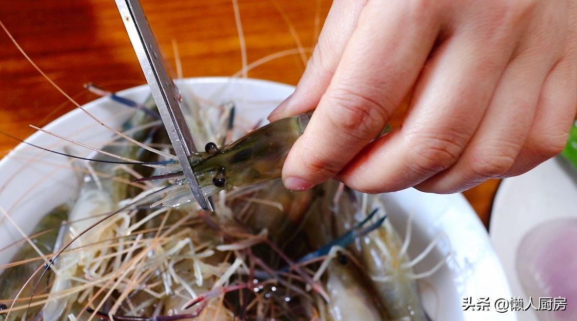 吃虾要不要揪尾巴,吃虾应该先剔虾线还是煮完再剔