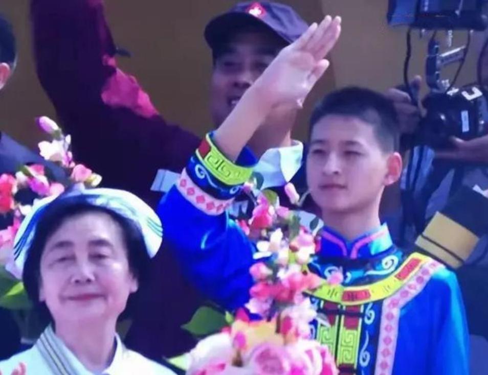 还记得汶川地震中十二岁小女孩吗,汶川地震中敬军礼的小男孩现况