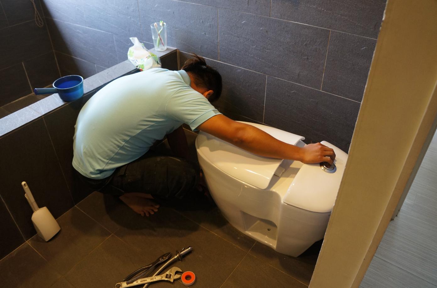 卫生间厕纸扔马桶还是放纸篓,厕纸该扔进马桶还是纸篓