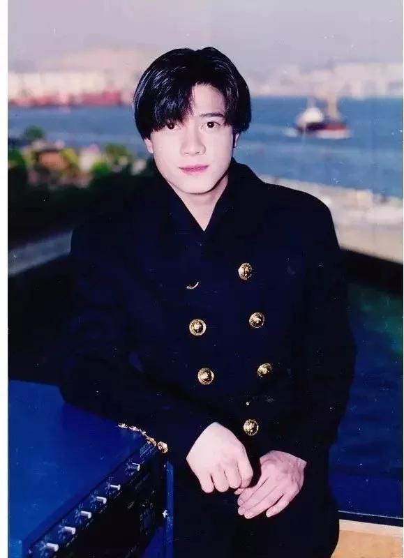 这一届的年轻人，都在学“全班最丑”的郭富城摇头