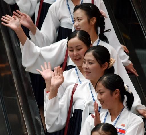 朝鲜拉拉队真的很整齐,朝鲜拉拉队员亮相机场