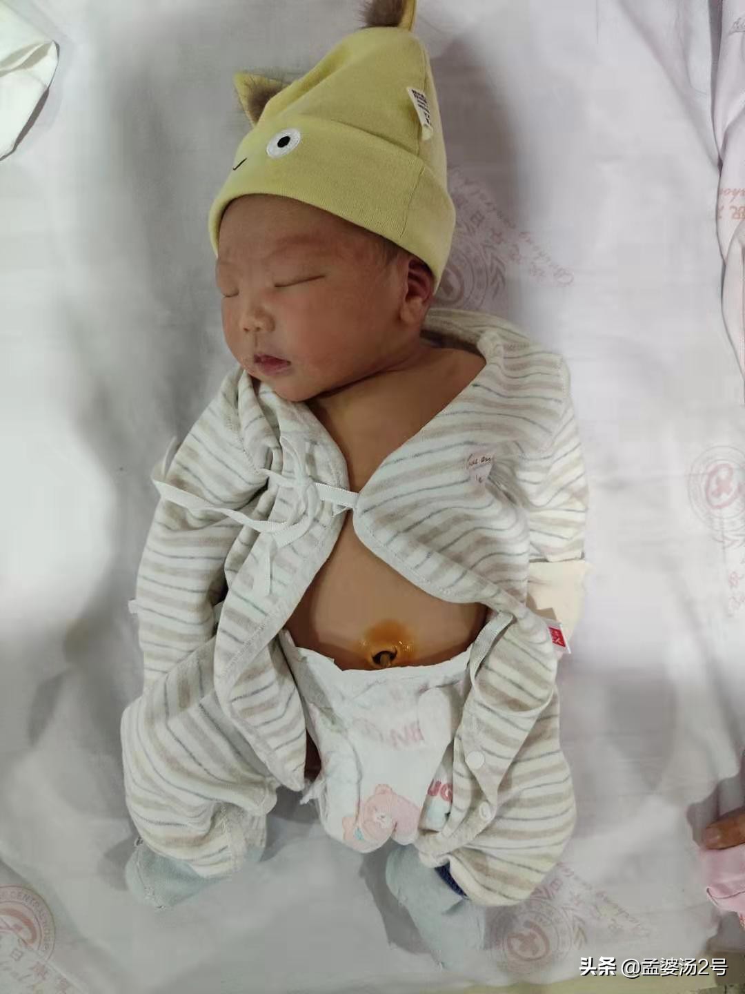 新生儿月子里每日表现,月子里婴儿的奇怪行为