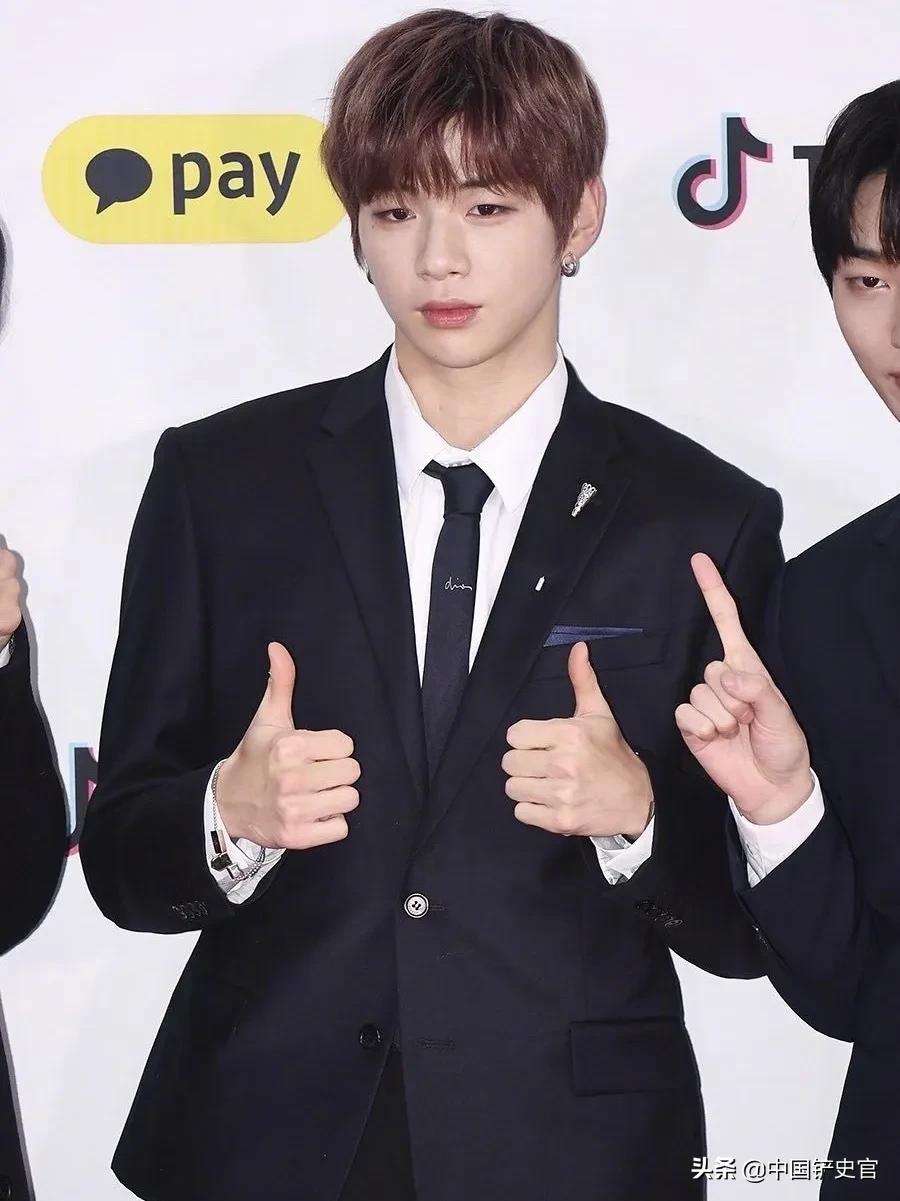 毛不易护士搞笑视频,毛不易改不掉的护士习惯