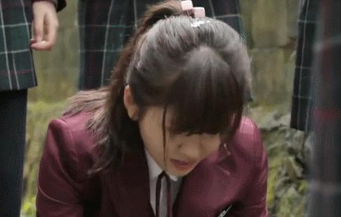 13岁女孩被男孩暴打,少女被摁马桶暴打